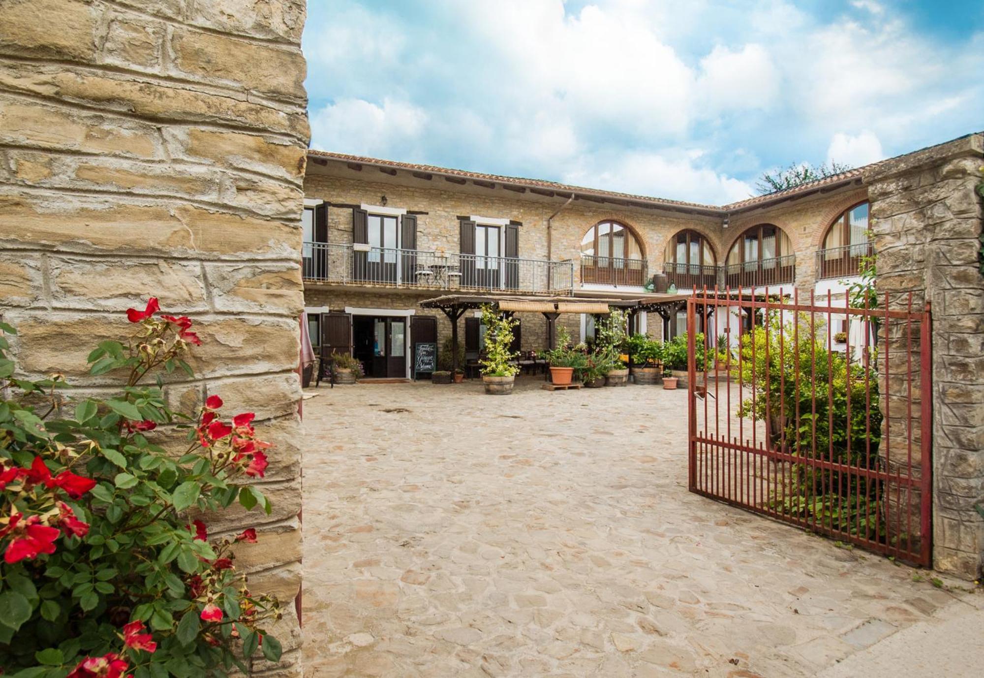 Agriturismo Tenuta San Giuseppe Cossano Belbo Luaran gambar
